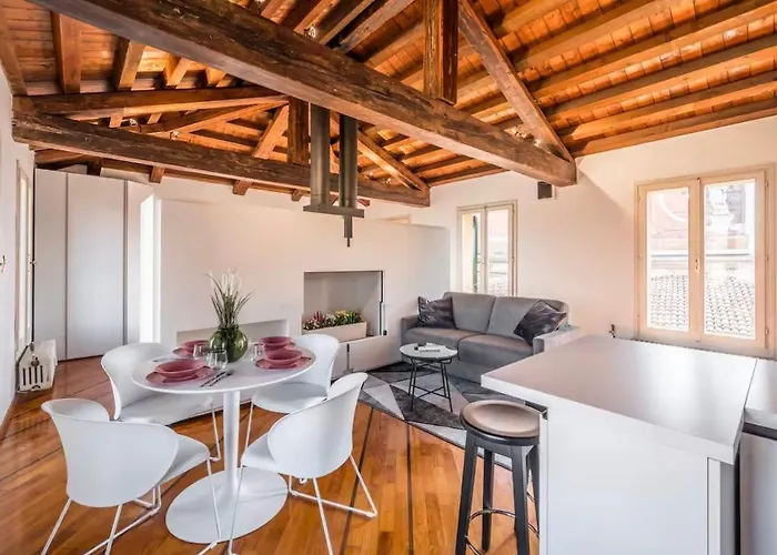 Medieval Tower Болонья